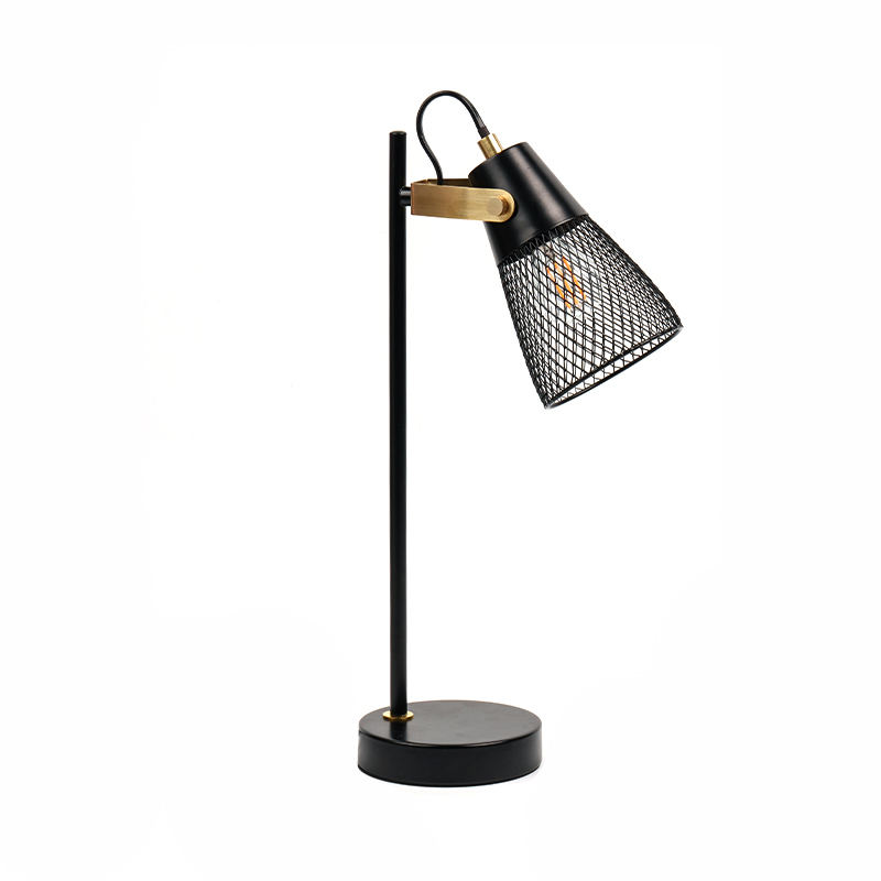 Hotellin makuuhuoneen metalli ontto rautapöytävalaisin