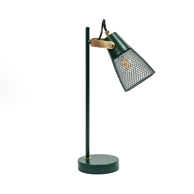 Hotellin makuuhuoneen metalli ontto rautapöytävalaisin