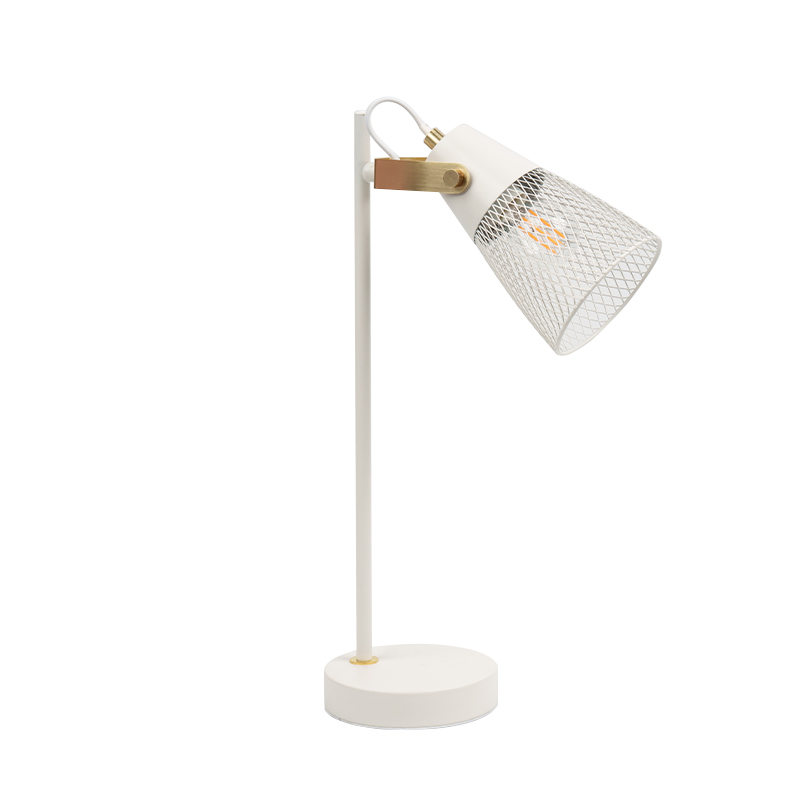 Hotellin makuuhuoneen metalli ontto rautapöytävalaisin