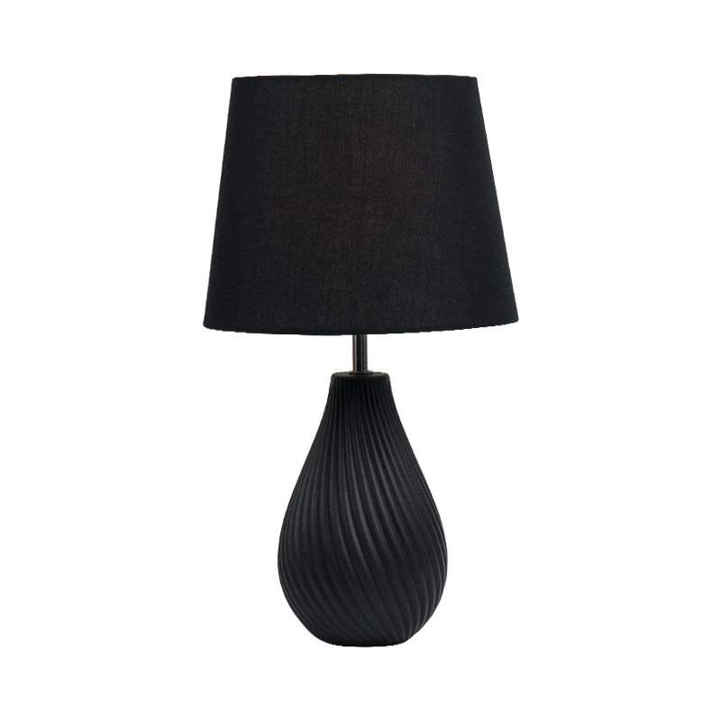 Yksinkertainen kodin makuuhuoneen sängyn pöytävalaisin