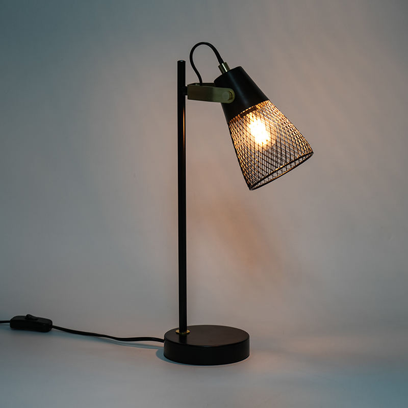 Hotellin makuuhuoneen metalli ontto rautapöytävalaisin