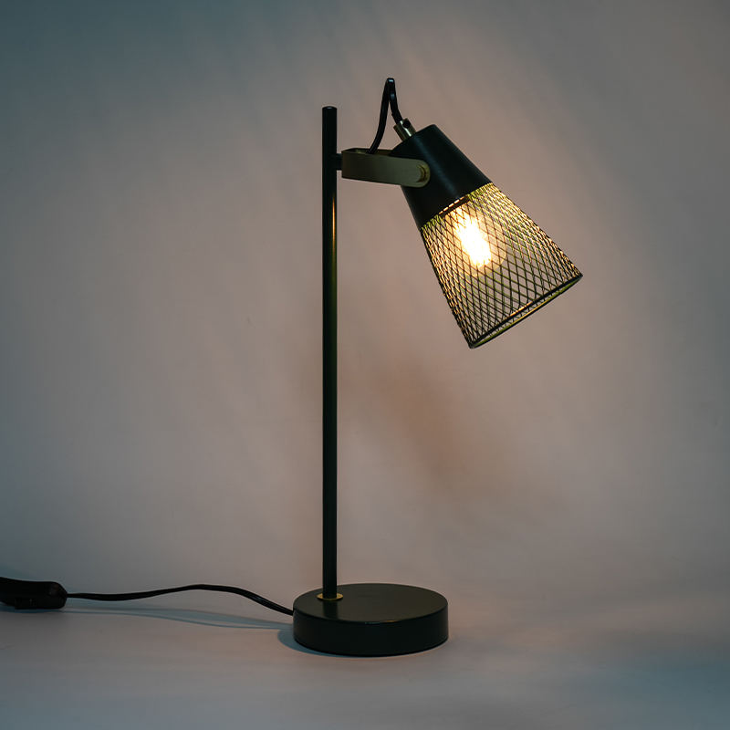 Hotellin makuuhuoneen metalli ontto rautapöytävalaisin