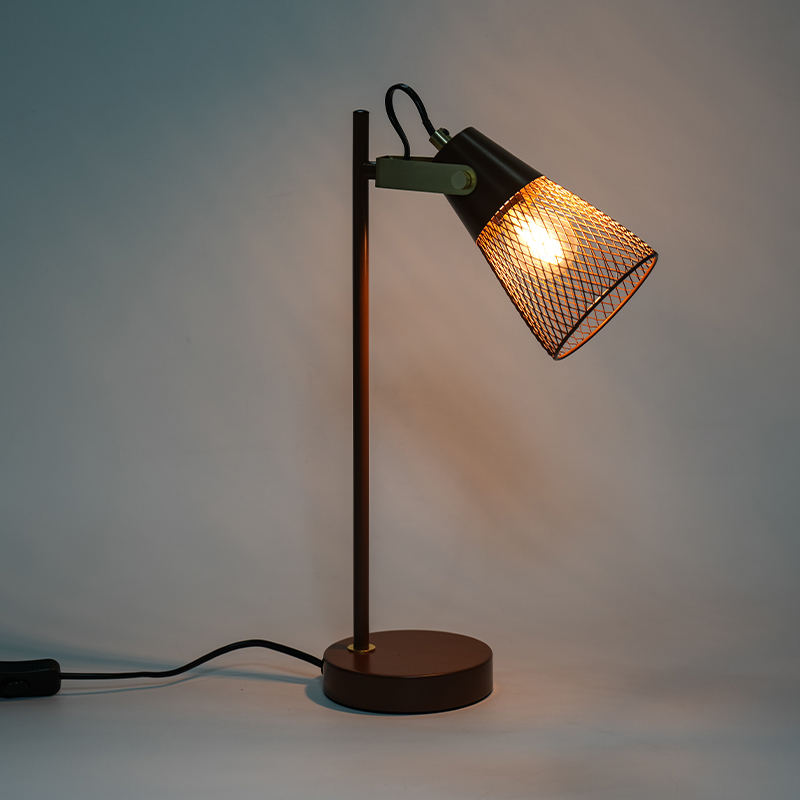 Hotellin makuuhuoneen metalli ontto rautapöytävalaisin