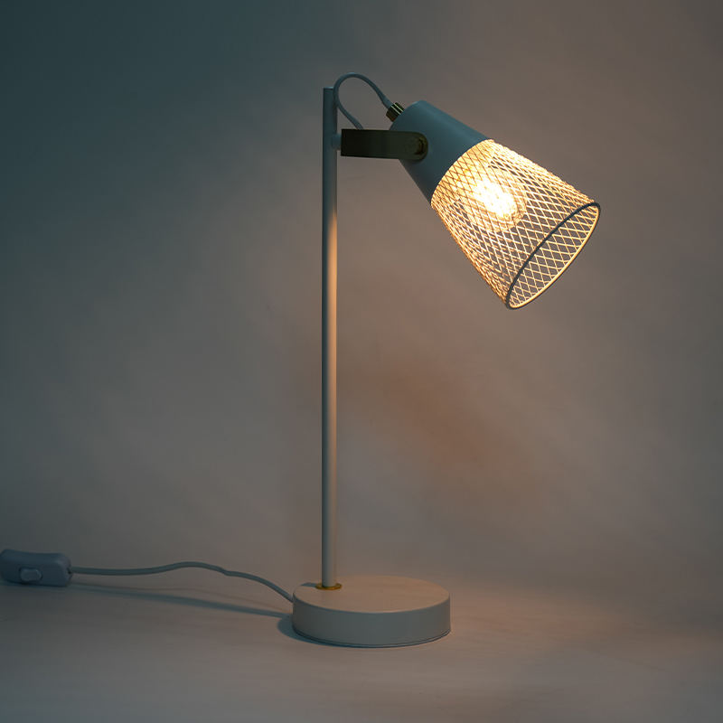 Hotellin makuuhuoneen metalli ontto rautapöytävalaisin