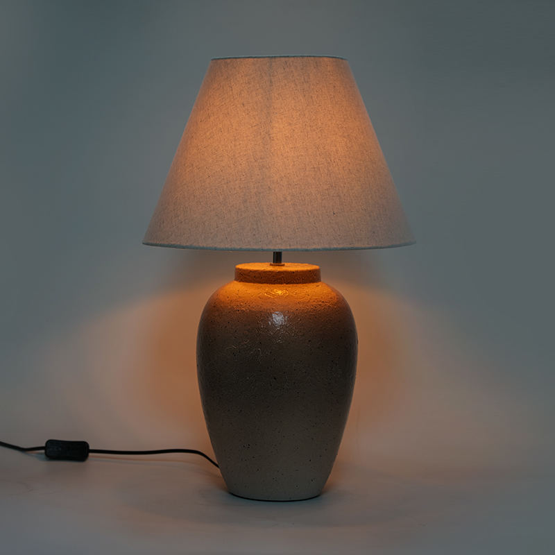 Retro -nostalginen värikeraaminen pöytävalaisin